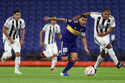 Carlos Tévez de Boca Juniors controla la pelota durante el partido que disputan contra Libertad