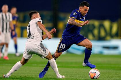 Encara con la pelota dominada: Tevez vuelve a sentirse importante