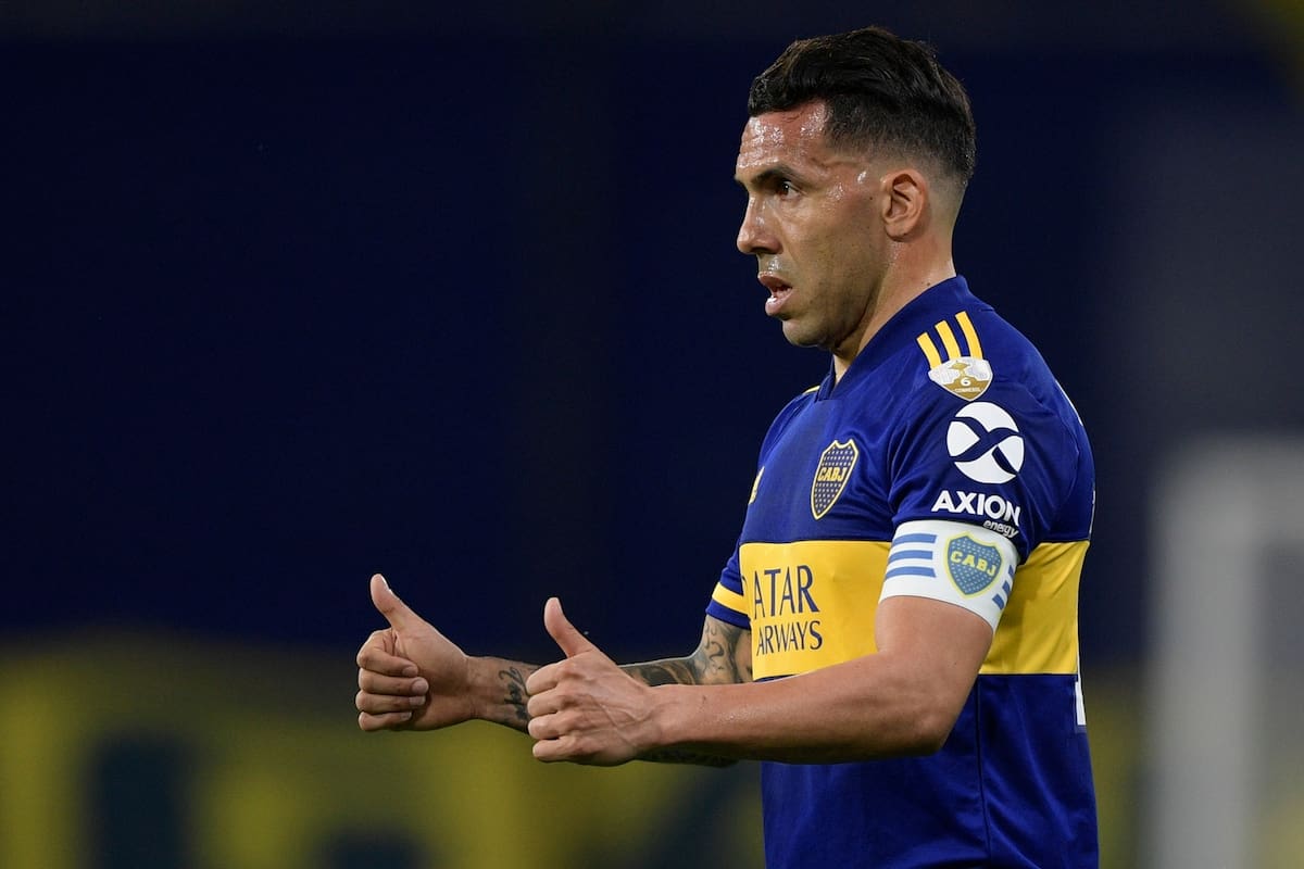 Carlos Tévez de Boca Juniors hace un gesto durante el partido que disputan contra Libertad