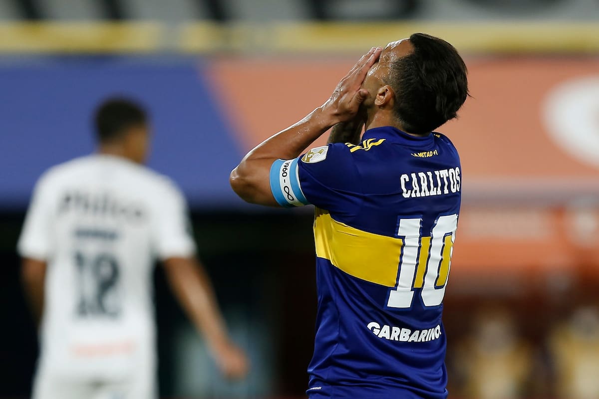 Carlos Tévez, de Boca Juniors, se lamenta durante el partido de ida que disputan con el Santos por la semifinal de la Copa Libertadores.