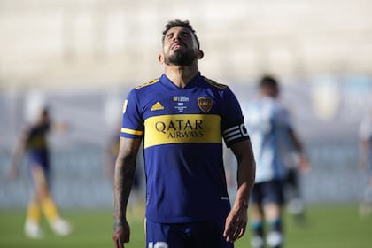 Carlos Tévez, delantero de Boca, sufre por el penal errado en la definición tras el 0-0; Racing se impuso 4-2