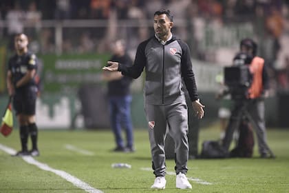Carlos Tevez, DT de Independiente, quedó en el ojo de la tormenta, pero se mantiene en el cargo