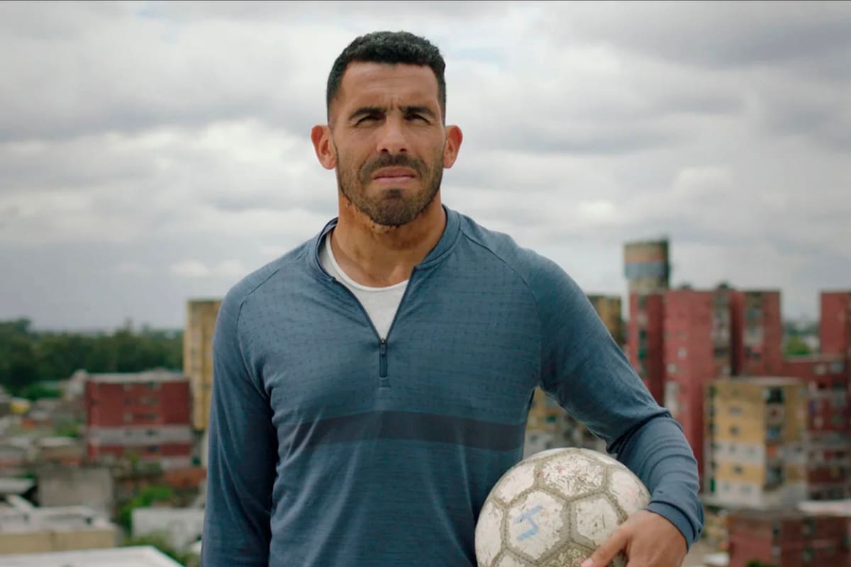 Carlos Tevez, el dueño de la pelota; ahora, del otro lado del mostrador