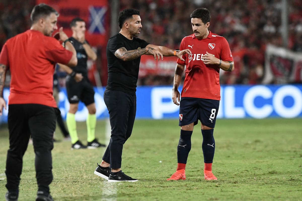Carlos Tevez, el entrenador de Independiente, da instrucciones al uruguayo Gabriel Neves durante el clásico con River por la Copa de la Liga Profesional 2024.