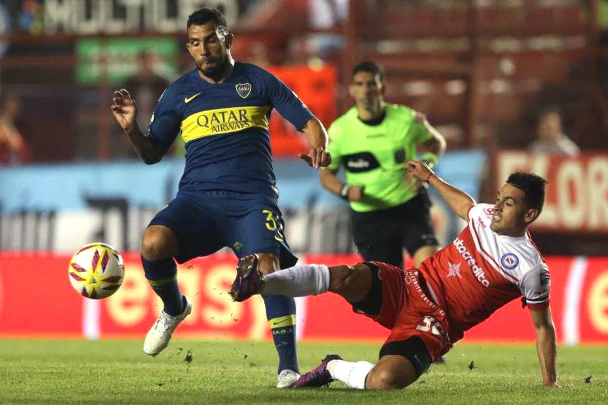 Carlos Tevez en accion.
