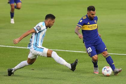 Carlos Tevez en acción en el 3-1 sobre Atlético Tucumán; el 10 jugó bien pero falló tres chances nítidas de gol.