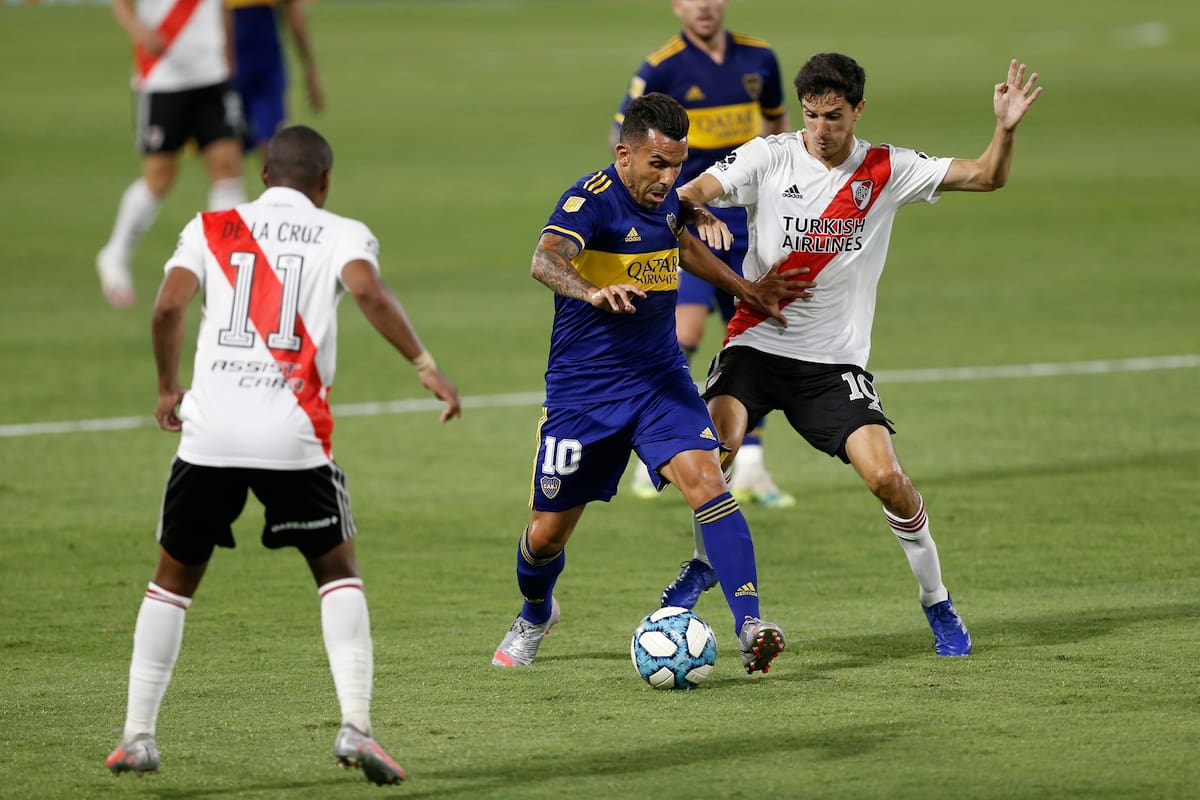 Carlos Tevez en acción frente a Ignacio Fernandez.