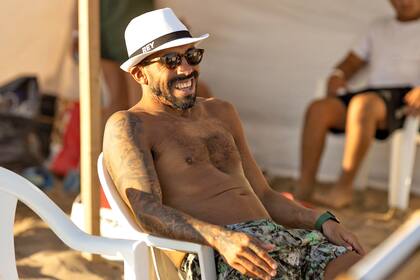 Carlos Tevez en el balneario Divisadero de Cariló en enero de 2022.