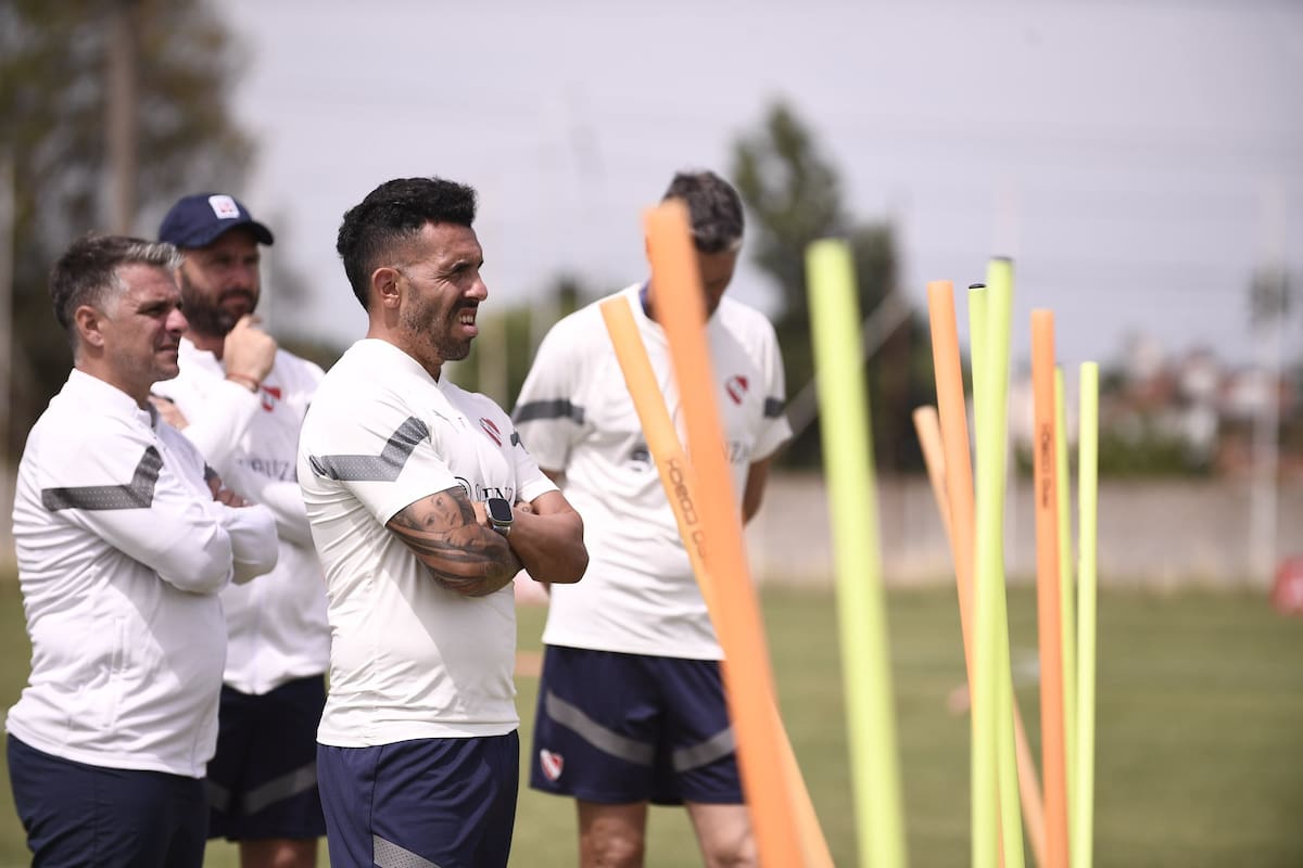 Carlos Tevez en un entrenamiento de Independiente: pretende un 2024 con protagonismo