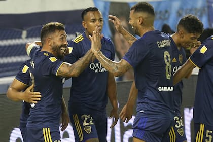 Carlos Tevez festeja su gol durante el partido que Boca le ganó por 7-1 a Vélez Sarsfield