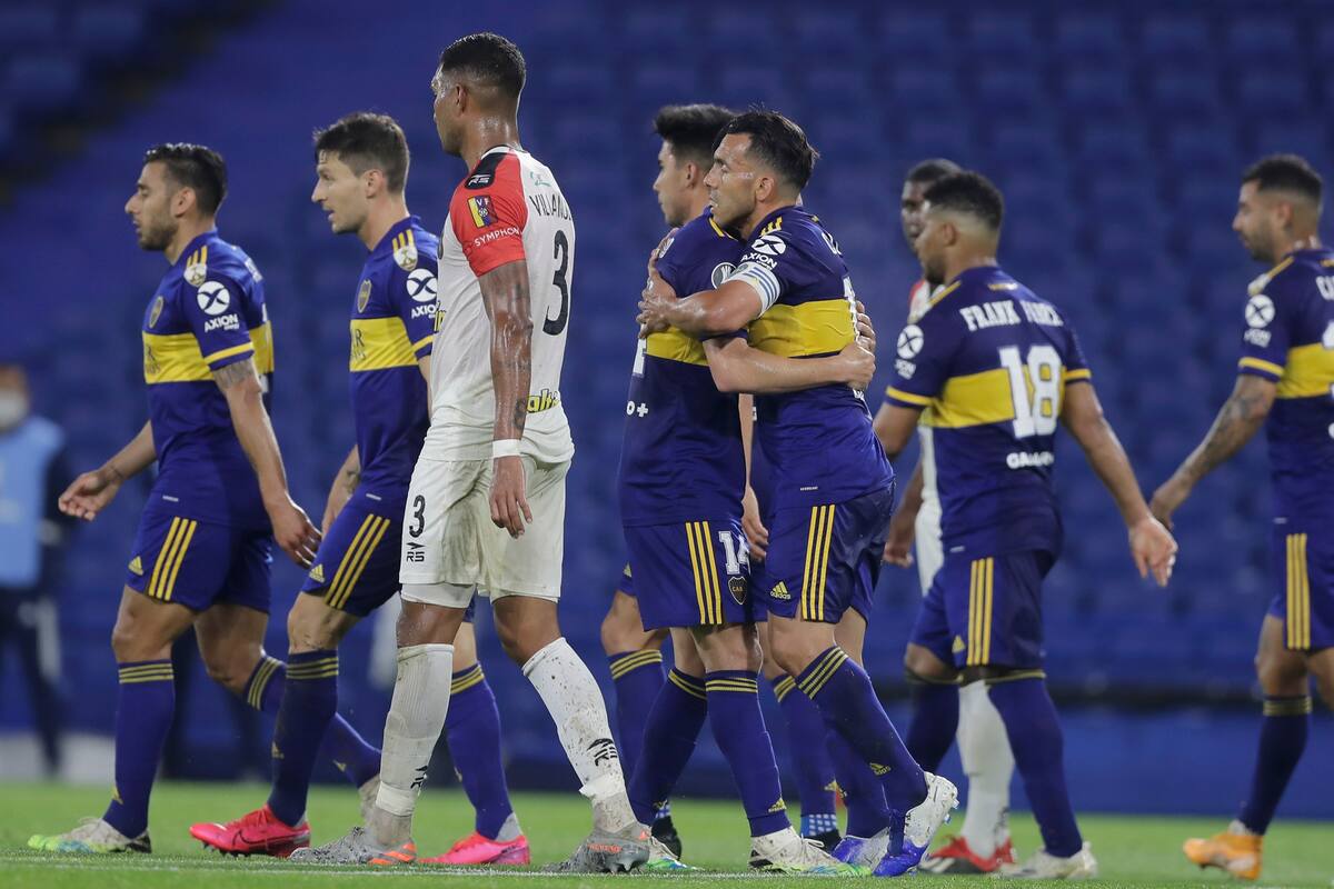 Carlos Tévez festeja su primer gol frente al Caracas FC