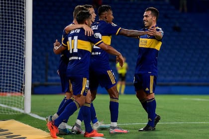 Tevez abraza a Villa, tras el 2 a 0 anotado por el colombiano