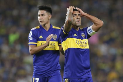 Carlos Tevez lamenta la chance desperdiciada ante Independiente; Campaña le mandó la pelota al córner
