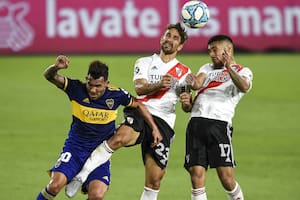 Carlos Tevez, Leonardo Ponzio y Paulo Diaz, durante el superclásico del 13 de marzo