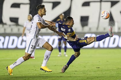 Carlos Tevez lucha por la pelota con Lucas Verissimo. El capitán luchó en soledad.