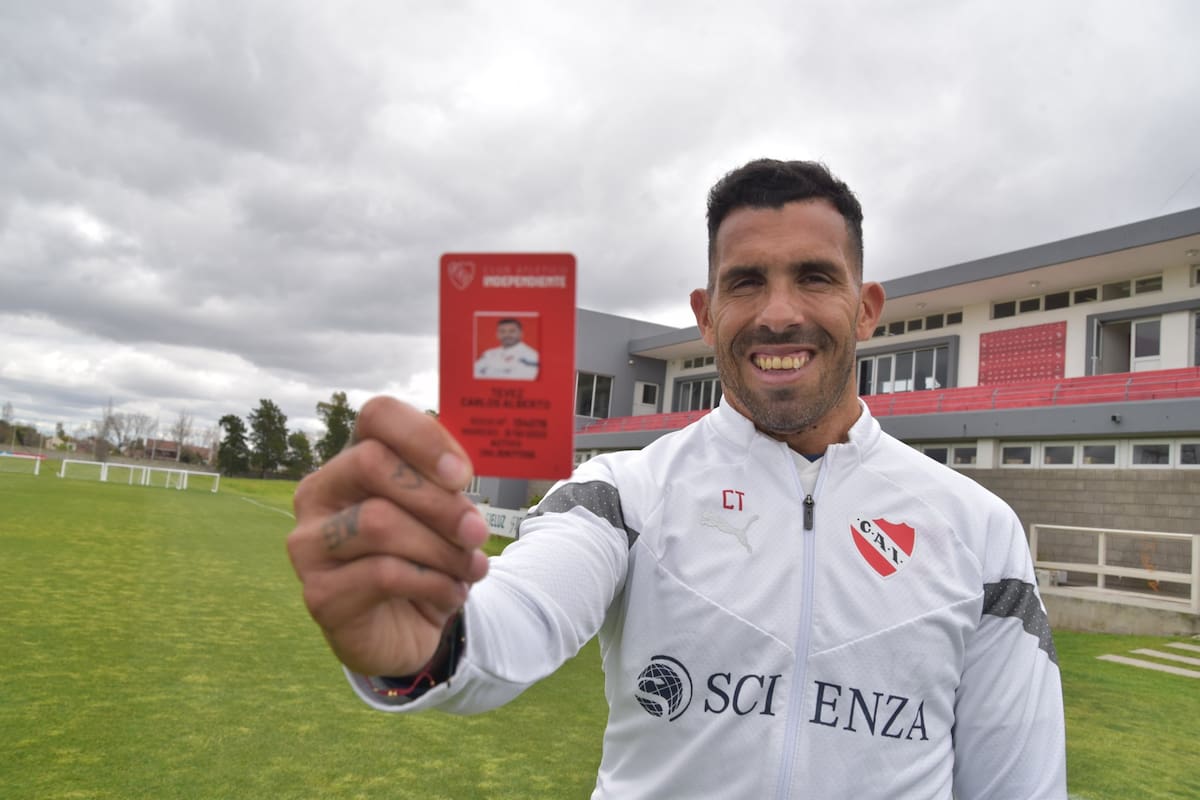 Carlos Tevez mostrando su carnet de socio de Independiente; el DT generó un contagio positivo desde los resultados y los dirigentes pretenden verlo reflejado también en el incremento de los socios