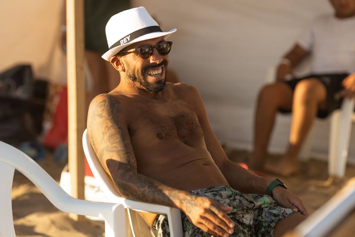 Carlos Tevez pasa el verano entre el campo y la playa