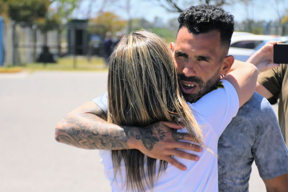 Carlos Tevez recibe el afecto de una simpatizante tras el anuncio de su renuncia a la dirección técnica de Rosario Central
