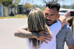 Carlos Tevez recibe el afecto de una simpatizante tras el anuncio de su renuncia a la dirección técnica de Rosario Central