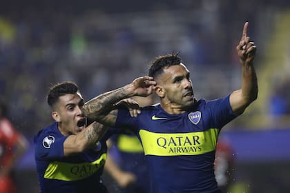 Carlos Tevez señala a la tribuna en la conquista de su gol; Cristian Pavón se acerca a abrazarlo