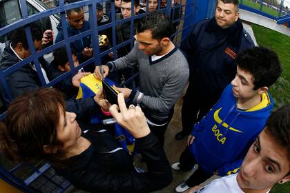 Carlos Tevez, siempre abierto a cumplir con los deseos de la gente de Boca