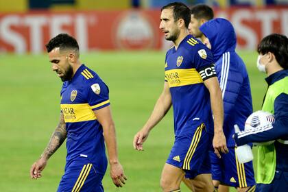 Carlos Tevez y Carlos Izquierdoz, juntos en Boca como futbolistas; el ahora DT quiere contar con el defensor para Independiente