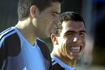 Román y Carlitos compartieron la selección argentina en la era de Pekerman y en el segundo ciclo de Alfio Basile; el presidente le lleva cinco años y medio de edad al entrenador.