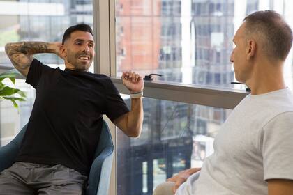 Carlos Tévez y Pepe Sánchez calentando motores minutos antes del evento.