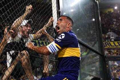 Carlos Tevez y un gol que valió un título. Lo celebra con una postal que tardará en repetirse por cuestiones sanitarias: subido al alambrado y cara a cara con los hinchas.