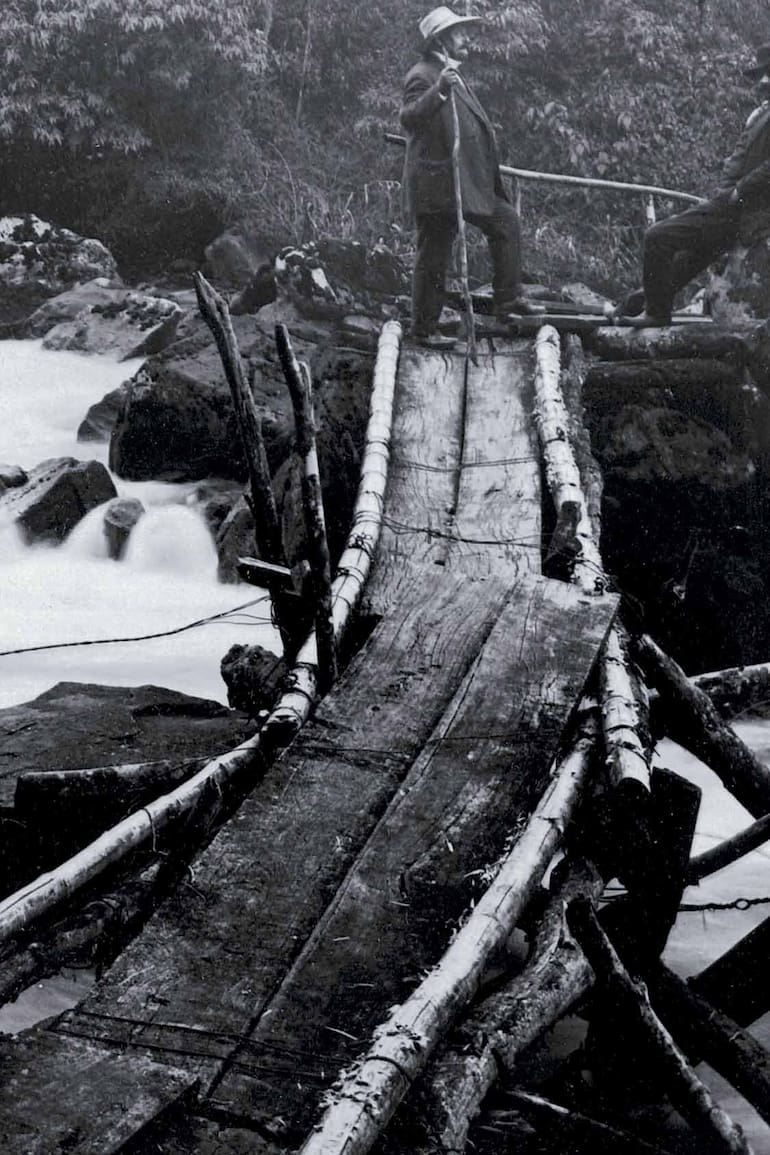 Carlos Thays en las Cataratas del Iguazú, a las que visitó por primera vez en 1902.