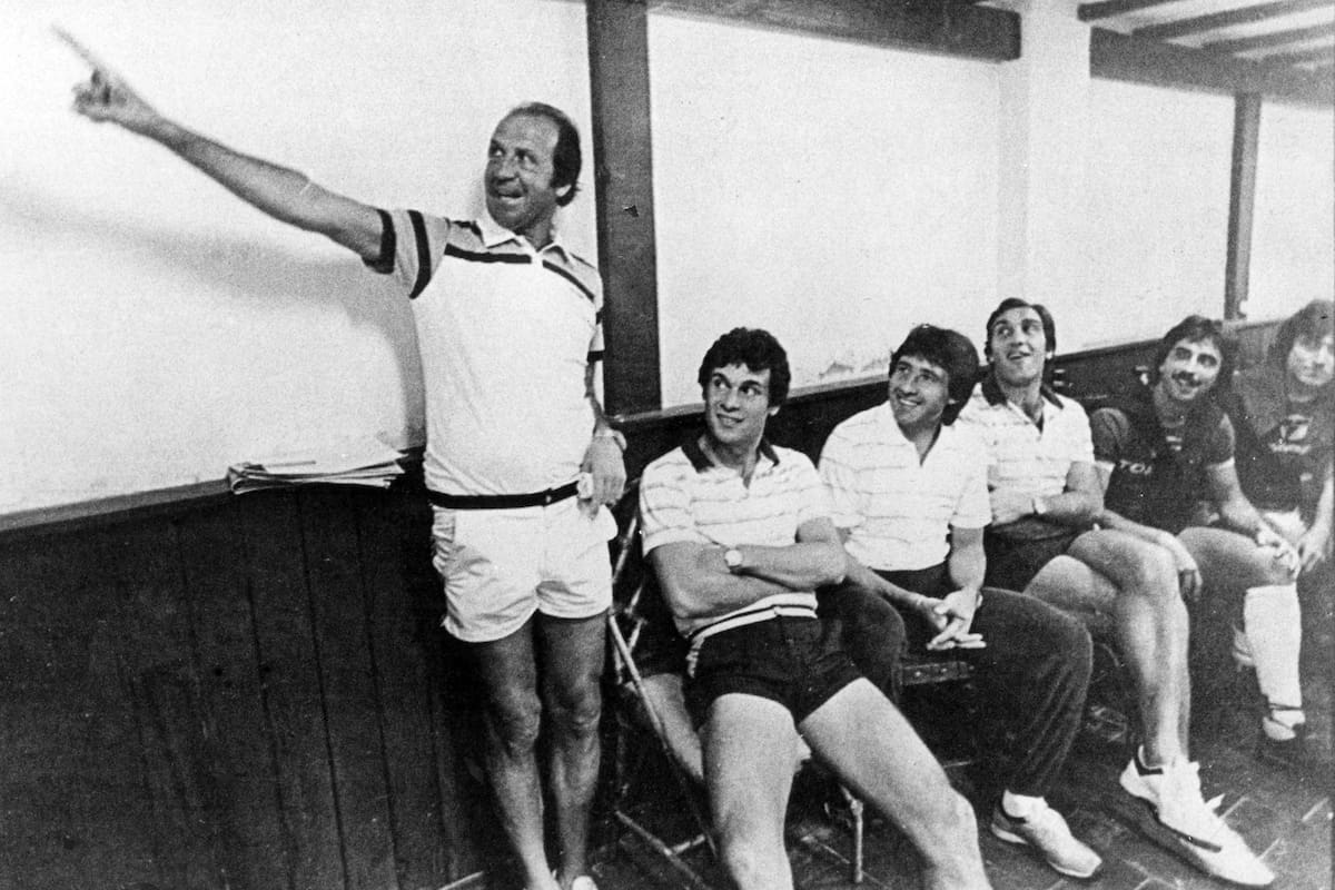 Carlos Timoteo Griguol, con sus jugadores de Ferro, en 1983