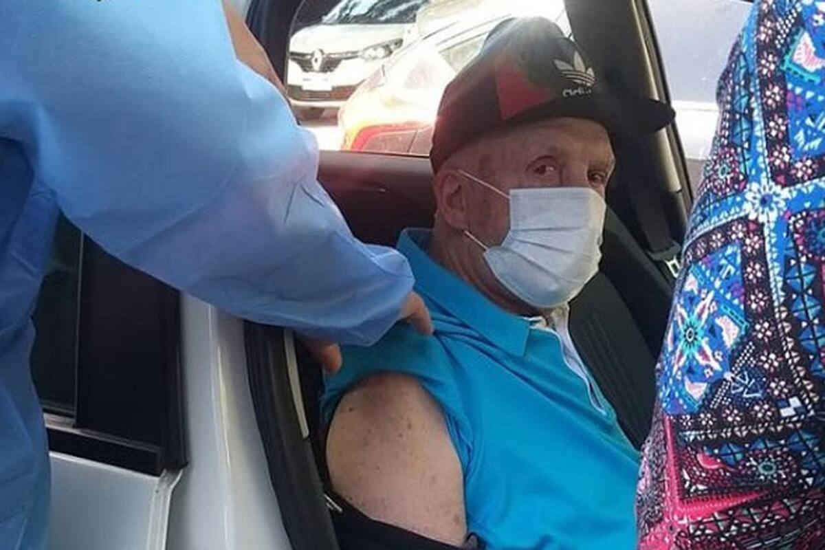 Carlos Timoteo Griguol se vacunó contra el Covid19 en la sede de Ferro