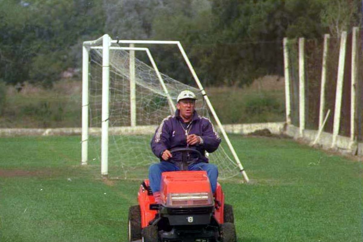Carlos Timoteo Griguol, un DT que dejó un gran legado en Ferro y Gimnasia; en la acción, cortando el pasto en un campo de entrenamiento: siempre dispuesto a lo que hiciera falta