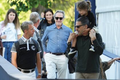 Carlos Torretta (con su hija Matilda en los
hombros), el marido de Marta Ortega, conversa
con el jinete holandés Maikel van der Vleuten,
que integra el equipo sponsoreado por Massimo
Dutti, una de las marcas del gigante Inditex.