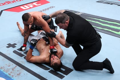 Carlos Ulberg sobre Dominick Reyes en el momento de la definición del combate. (Photo by Ed Mulholland/Zuffa LLC)