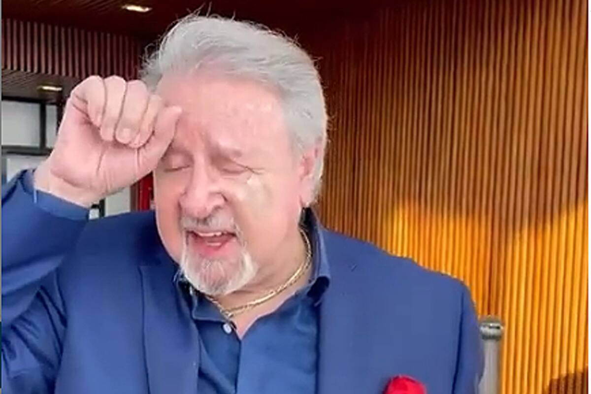 Carlos Villagrán hizo de Quico para saludar a Adriano