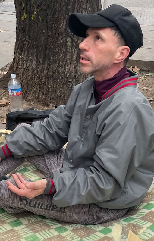 Carlos vive a la intemperie, sobre la vereda de una calle del barrio porteño de Palermo, y reconoce tener problemas de salud mental. Foto: Teresa Buscaglia