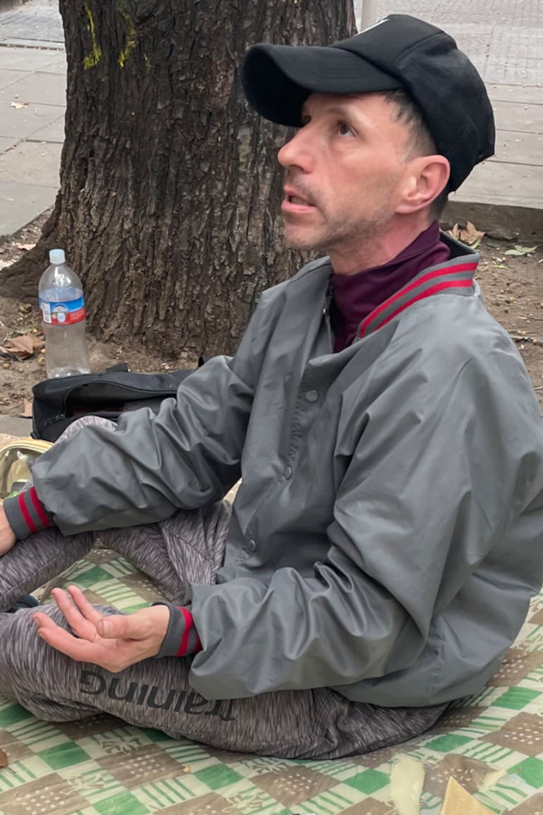 Carlos vive a la intemperie, sobre la vereda de una calle del barrio porteño de Palermo, y reconoce tener problemas de salud mental. Foto: Teresa Buscaglia