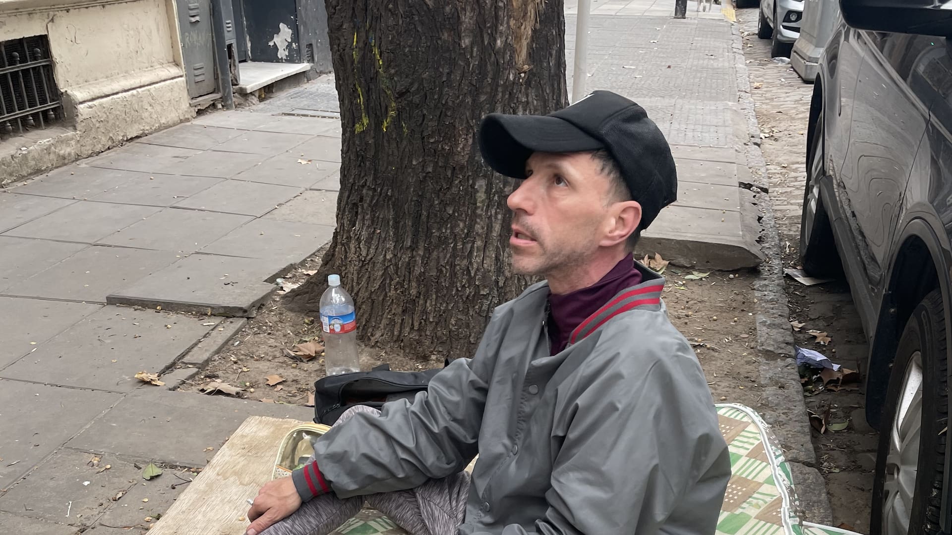 Carlos vive a la intemperie, sobre la vereda de una calle del barrio porteño de Palermo, y reconoce tener problemas de salud mental. Foto: Teresa Buscaglia