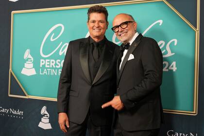 Carlos Vives, Persona del Año de los Latin Grammy, posa con el director ejecutivo Manuel Abud, el miércoles 13 de noviembre de 2024, en Miami Beach, Florida. (Foto AP/Lynne Sladky)