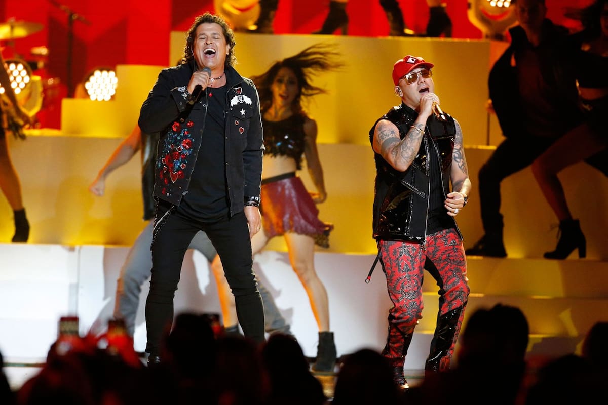 Carlos Vives usando uno de los diseños de Pachamama Bohemian durante los Latin Billboards de este año