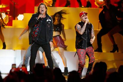 Carlos Vives usando uno de los diseños de Pachamama Bohemian durante los Latin Billboards de este año