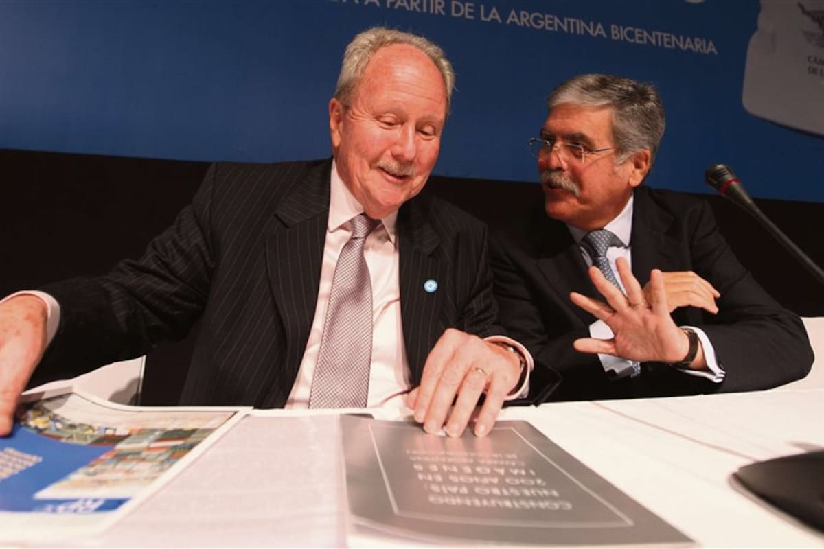 Carlos Wagner, empresario arrepentido clave, y Julio De Vido, ex ministro de Planificación Federal, en los buenos tiempos; hoy, ambos están detenidos