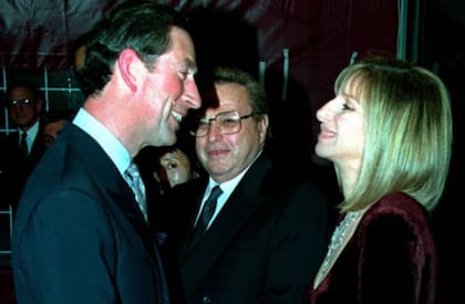 Carlos y Barbra se saludan en el estadio de Wembley en 1994