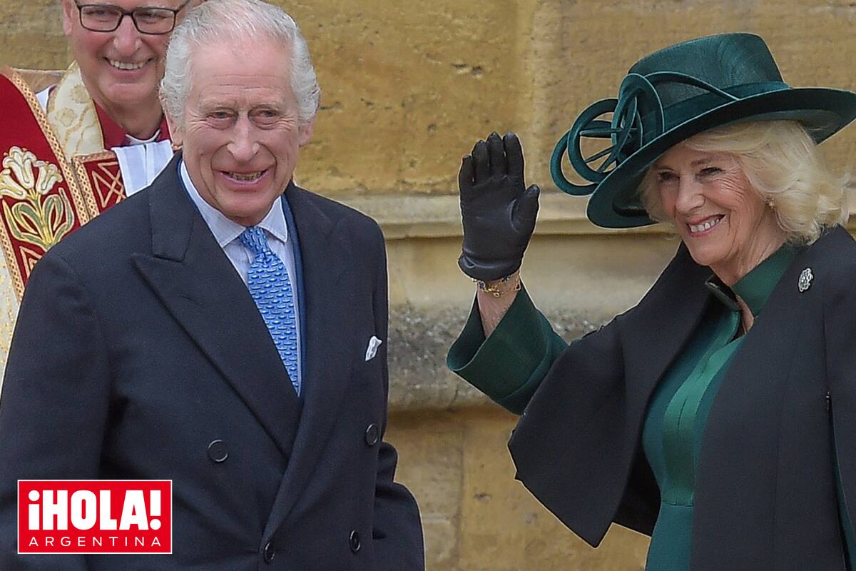 Carlos y Camilla antes de entrar a la capilla de Saint George para la ceremonia de Pascua presidida por el arzobispo de Canterbury, Justin Welby.