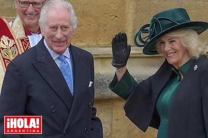Carlos y Camilla antes de entrar a la capilla de Saint George para la ceremonia de Pascua presidida por el arzobispo de Canterbury, Justin Welby.