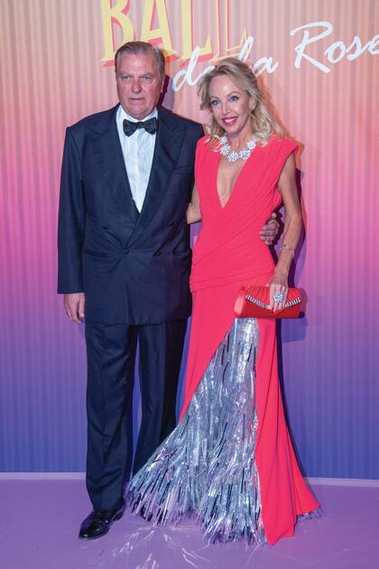 Carlos y Camilla de Borbón-Dos Sicilias. Ella destacó con un vestido de Georges Chakra que combinaba la elegancia del coral, con un curioso juego de flecos plateados en la falda.