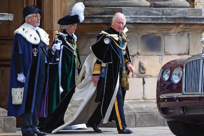 Carlos y Camilla dejan el Palacio de Holyroodhouse para dirigirse a la Catedral de St. Giles.
