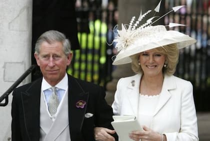 Carlos y Camilla recién casados en 2005