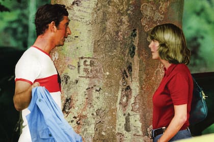 Carlos y Camilla se conocieron en un torneo de polo, en Windsor, en 1970; él tenía 21 y ella, 23. Esta foto, tomada en el Cirencester Park Polo Club, es de julio de 1975. Camilla ya estaba casada con Parker Bowles y había tenido a su primer hijo, Tom, cuyo padrino es Carlos.